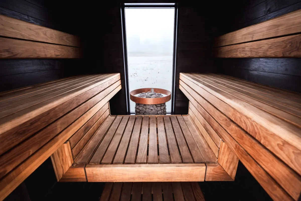 Private Sauna mit dunklem Holz und warmem Licht