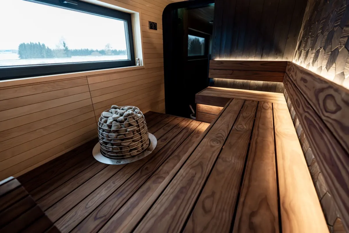 Warmes Holz mit sichtbarer Maserung