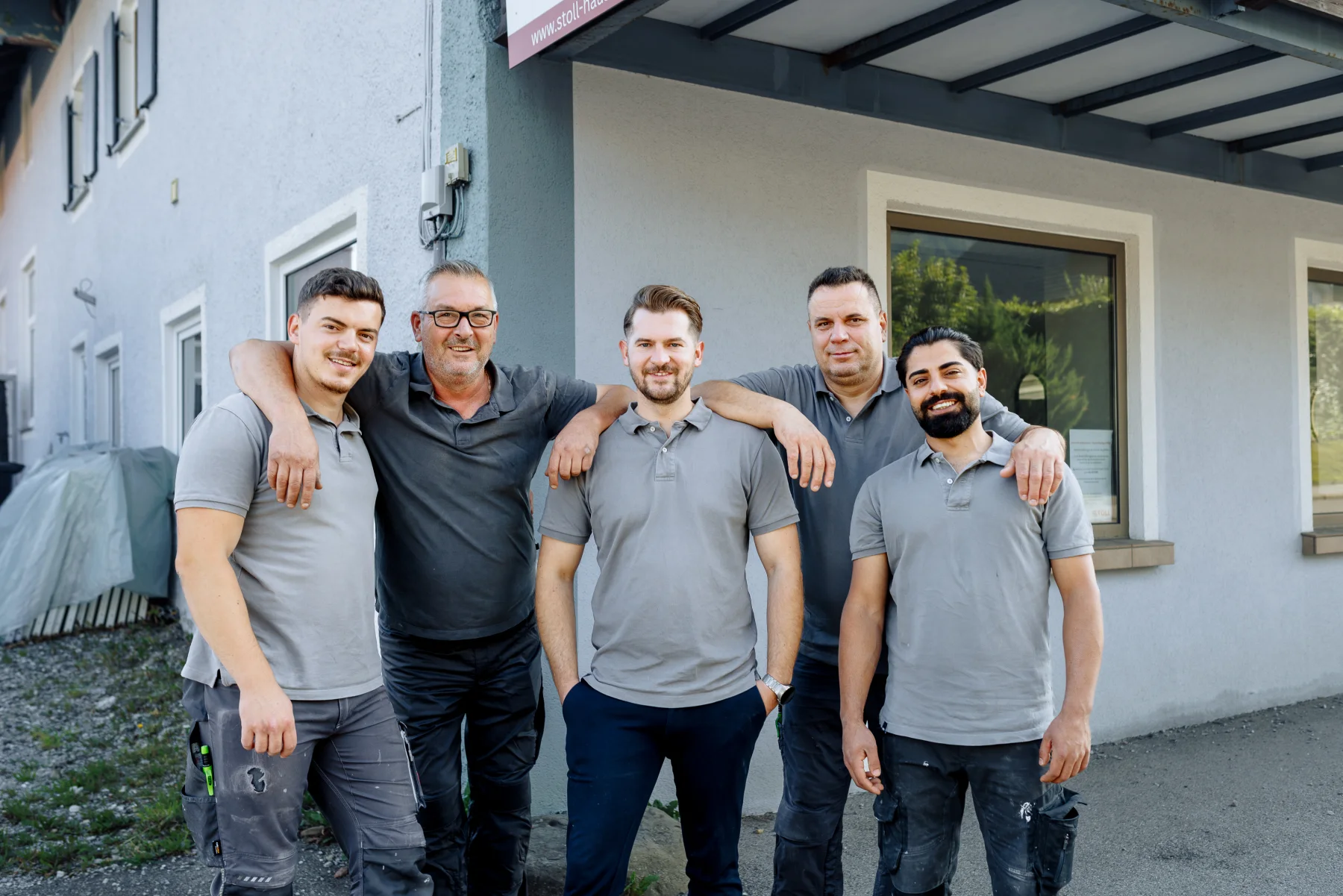 Das Team von Stoll Bad & Wellness vor dem Betriebsgebäude