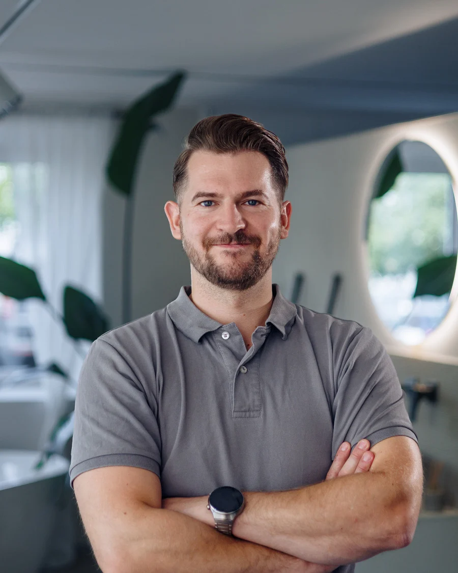 Tobias Stoll, Geschäftsführer von Stoll Bad & Wellness, in der Ausstellung