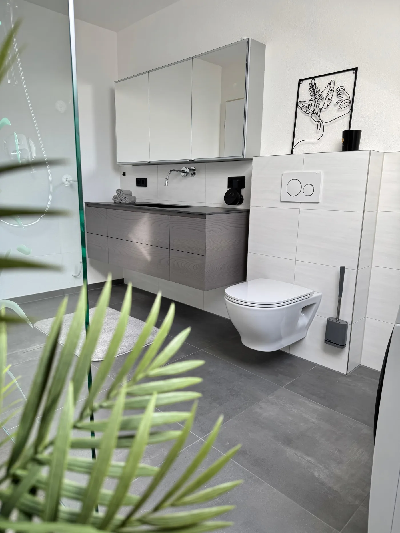 Saniertes Bad mit wandhängendem Waschtisch, Spiegelschrank und wandhängendem WC